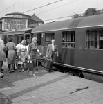 846572 Afbeelding van treinreizigers met hun bagage op het perron van het N.S.-station Arnhem te Arnhem.